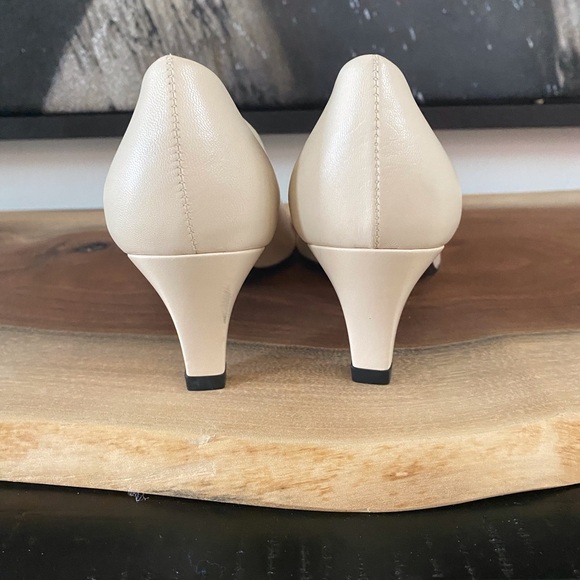 Stuart Weitzman Bone/Ecru Heel, Size 6.5 Medium, New Without Box - Picture 3 of 6